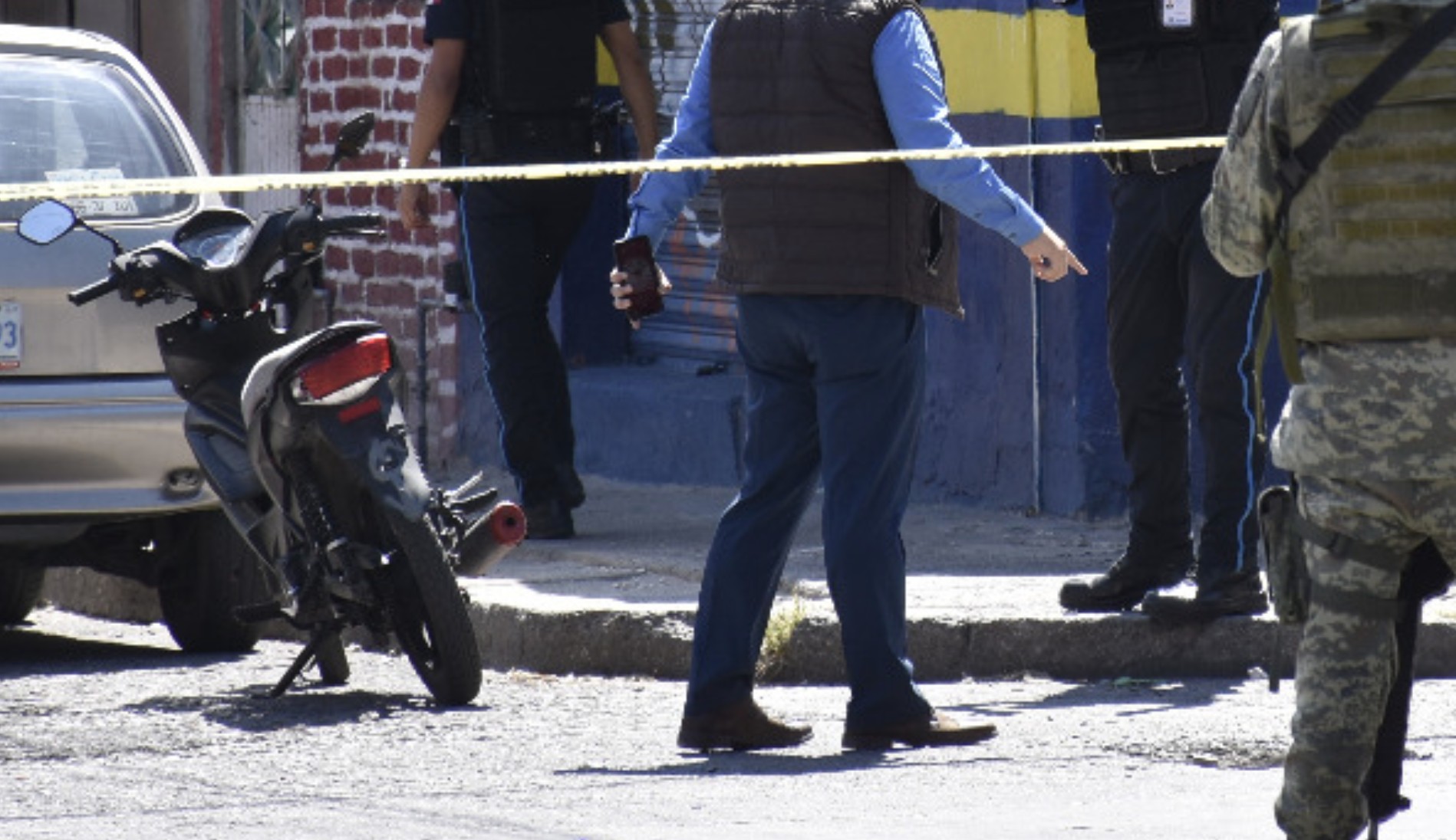 Detiene Policía a hombre con armas; lo investigan por ataque a botanero
