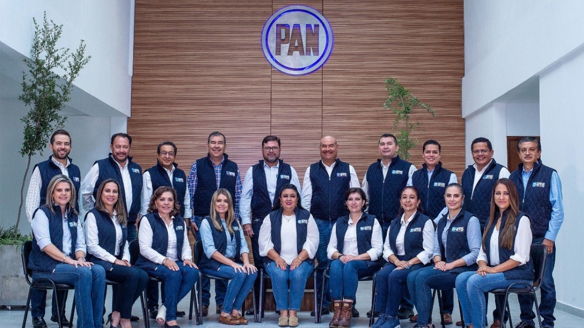 Rinden diputados panistas su segundo informe