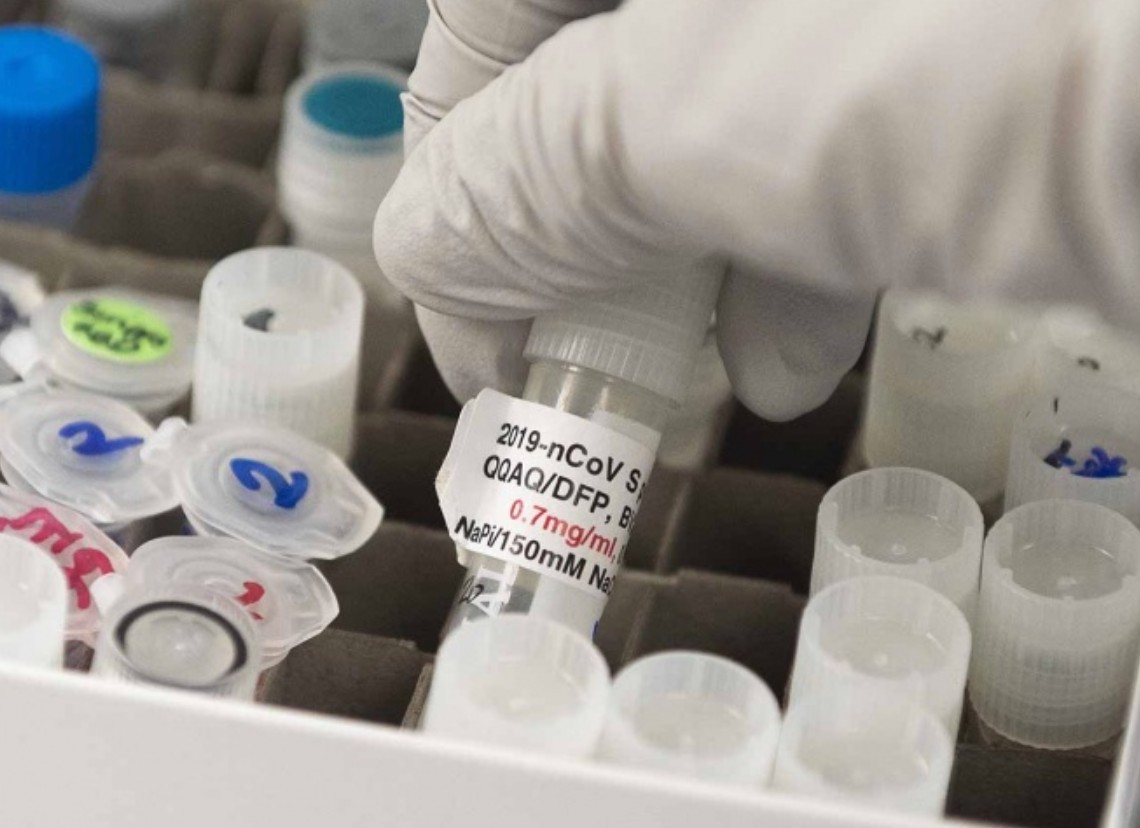 Muere voluntario en pruebas de vacuna de AstraZeneca
