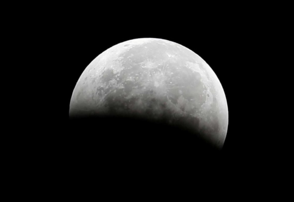 Revela NASA que encontró rocas de agua en la Luna