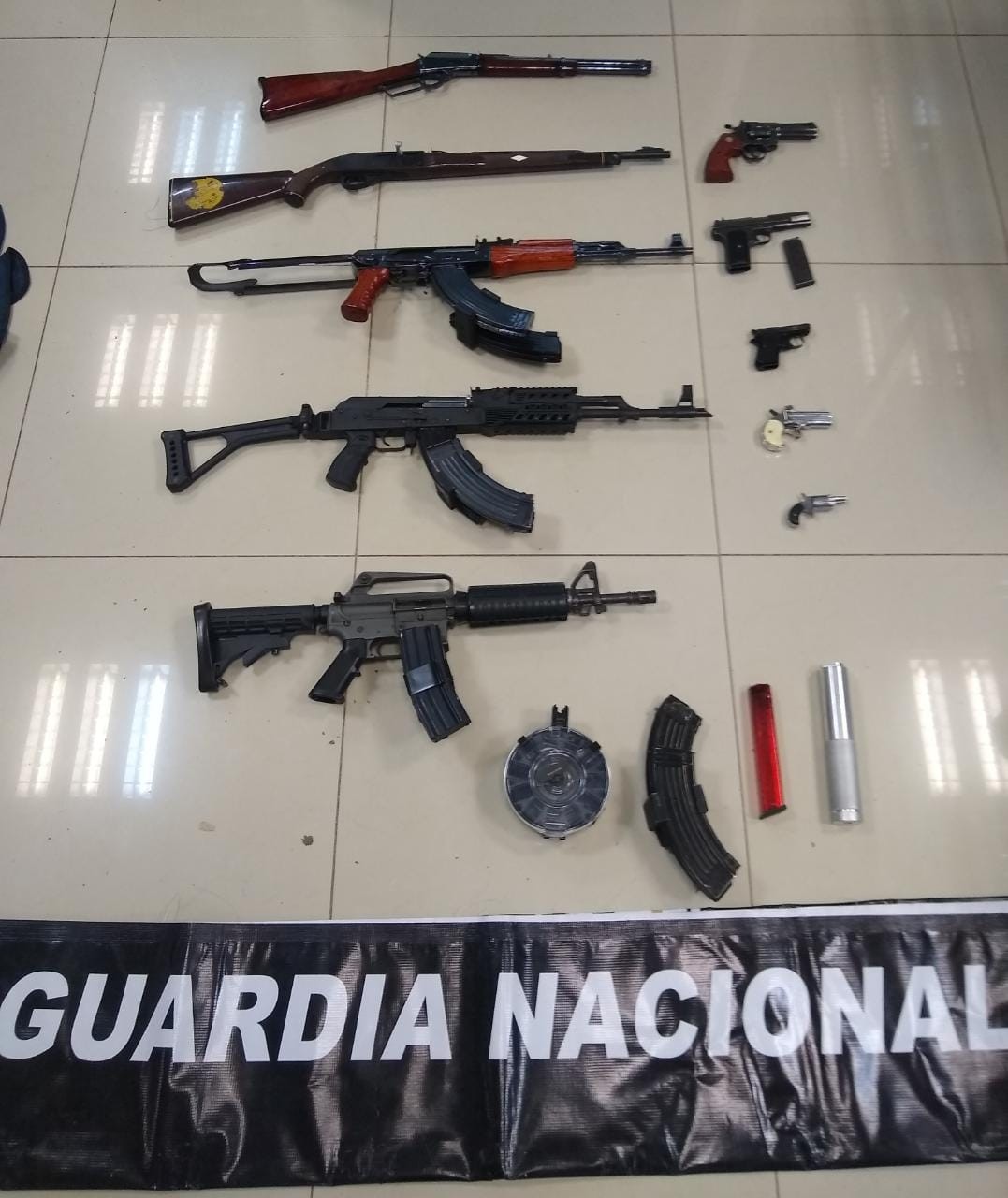 Detienen a siete personas, les aseguran droga, dinero y armas