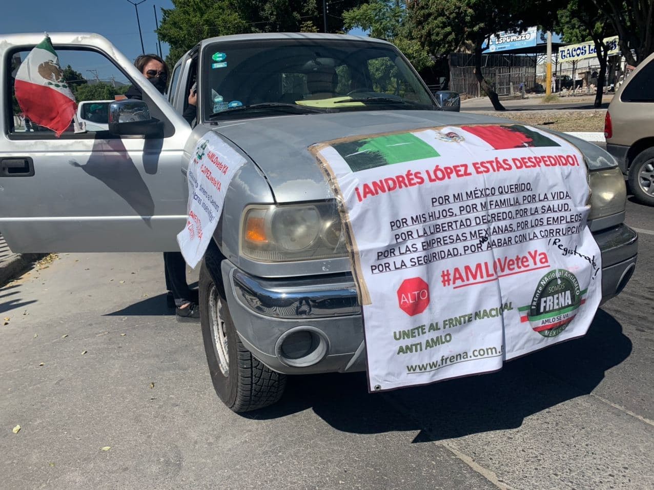 Se manifiestan contra AMLO afuera del SAT