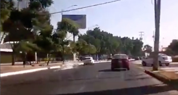 Arrolla conductor de sedán a motociclista en el Campestre