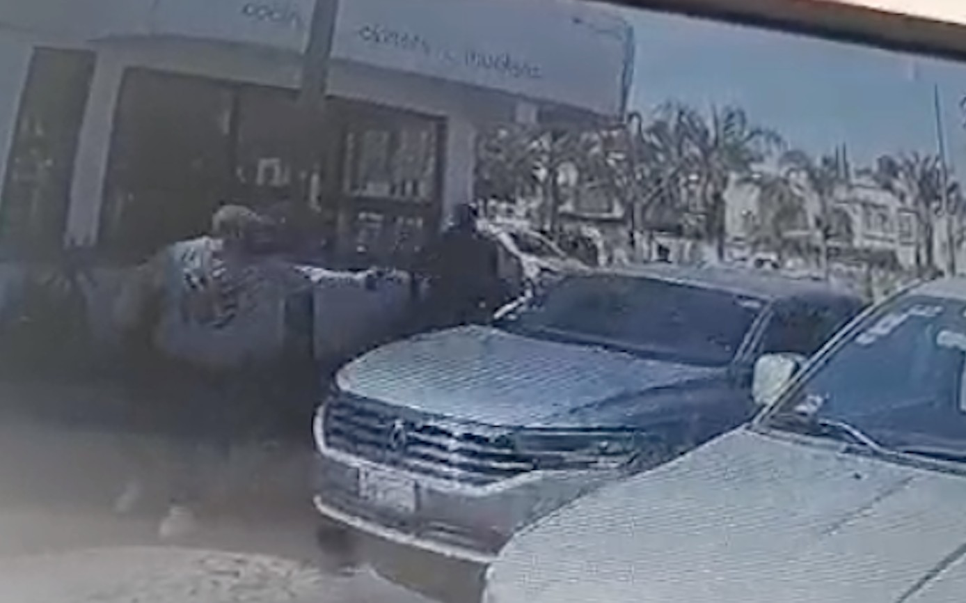 Asaltan a mano armada a automovilista en Brisas del Lago