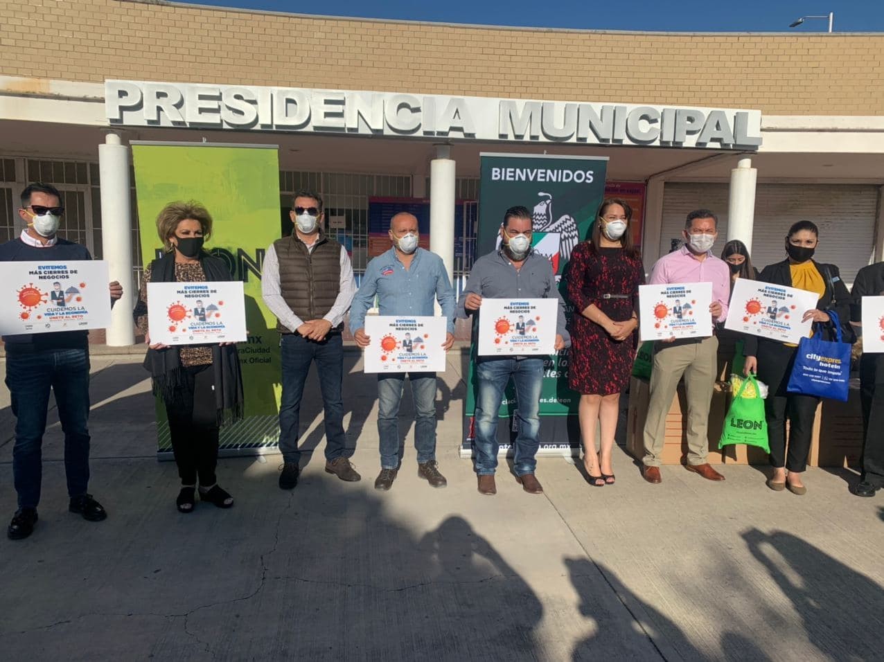 Entregan empresarios cubrebocas para inhibir contagios de covid-19