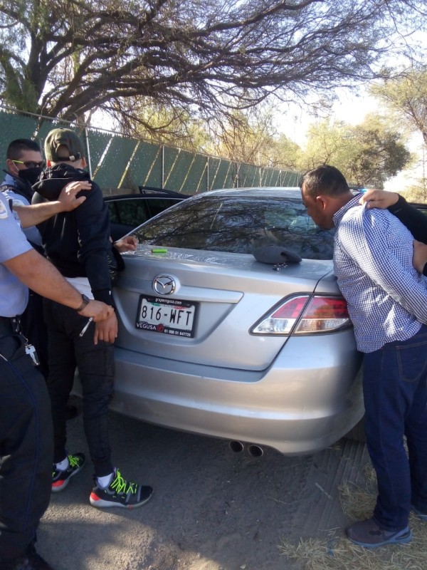 Detienen a tres hombres por presunto robo en un auto