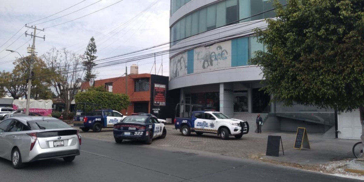 Frustra escolta asalto en Plaza 500 y lo hieren