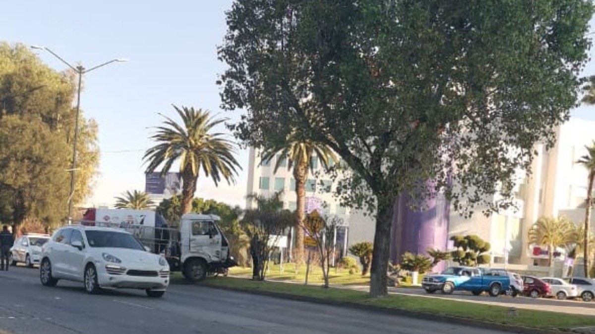Choca pipa de gas contra camioneta
