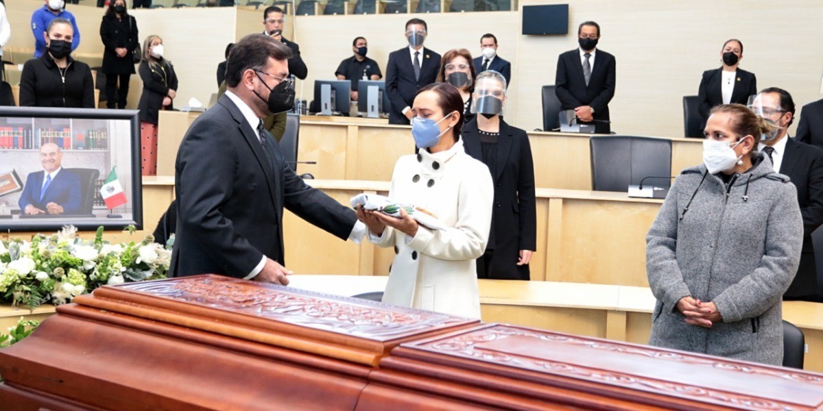 Despiden a Toño Acosta en ceremonia en el Congreso local