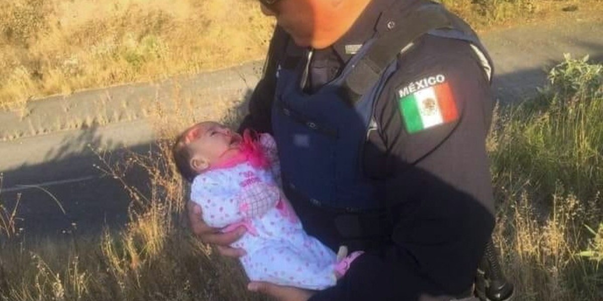 Rescatan a bebita abandonada en el acotamiento de carretera