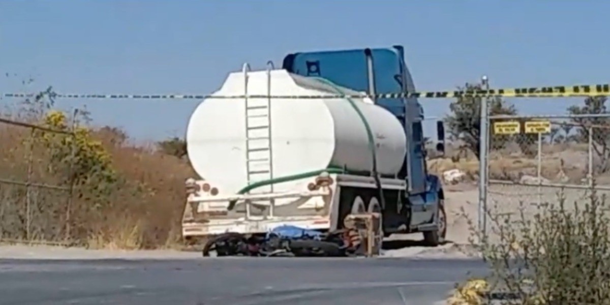 Muere motociclista al chocar contra pipa de agua