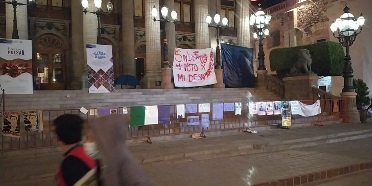 Levantan colectivos de familiares de personas desaparecidas plantón del Teatro Juárez