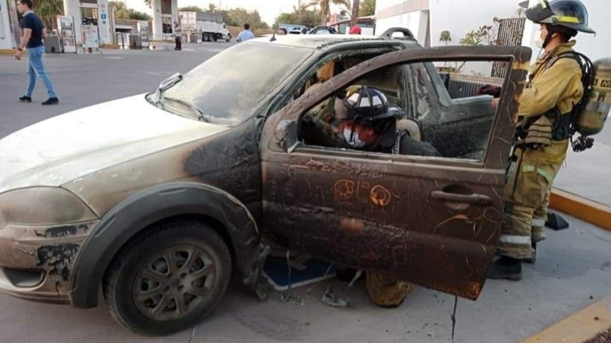 Se incendia auto oficial en gasolinera; conductor usaba celular