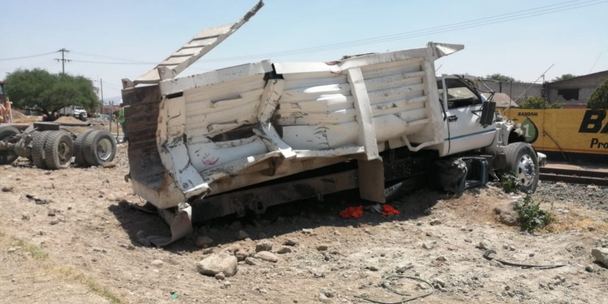 Embiste tren a tolva que intentaba ganarle el paso