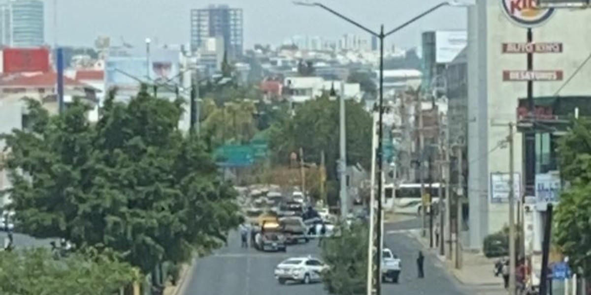 Balean a hombre que caminaba por bulevar Insurgentes