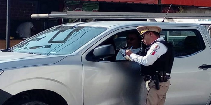 Multan a 3 mil 431 personas por usar el celular mientras conducen