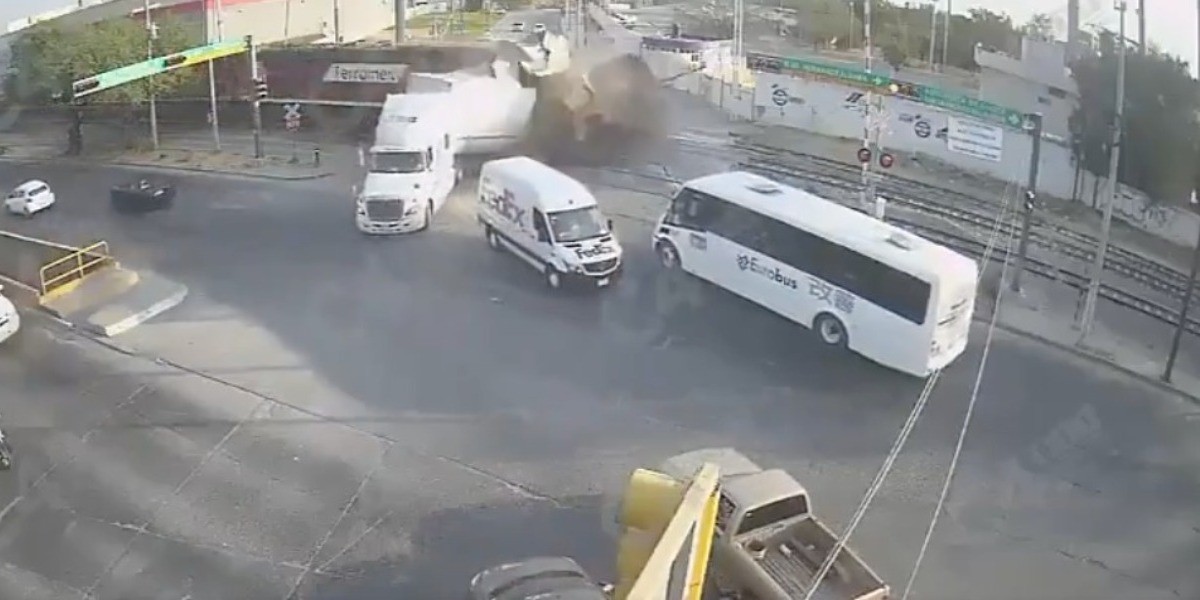 Destroza tren parte trasera de tráiler en Timoteo Lozano
