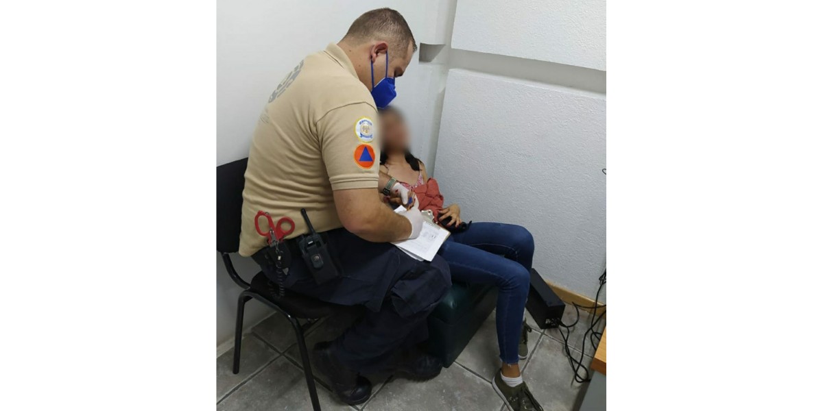 Ayudan policías a salvar a jovencita que amenazaba con lanzarse de puente