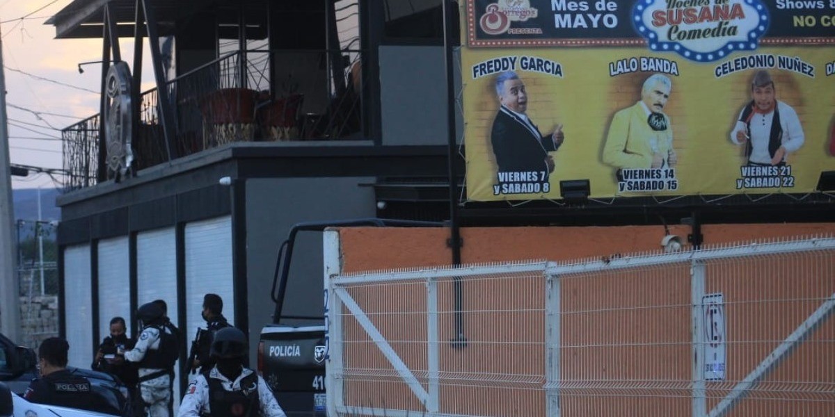 Balean a hombre en restaurante de mariscos