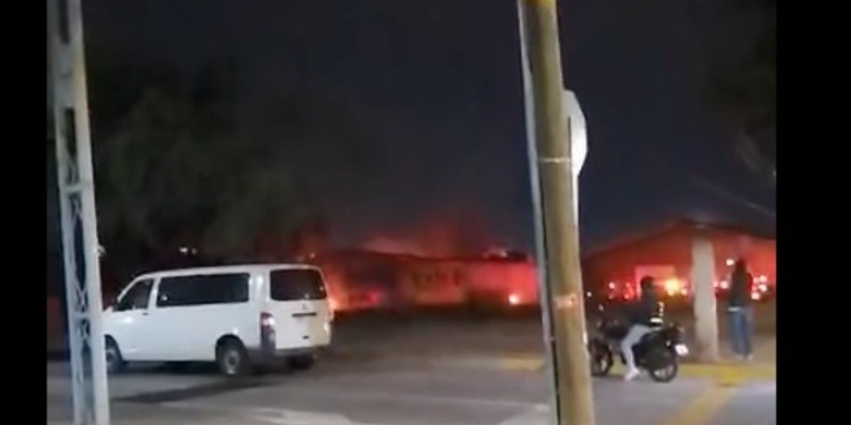 Se incendia bodega de plásticos en La Capilla