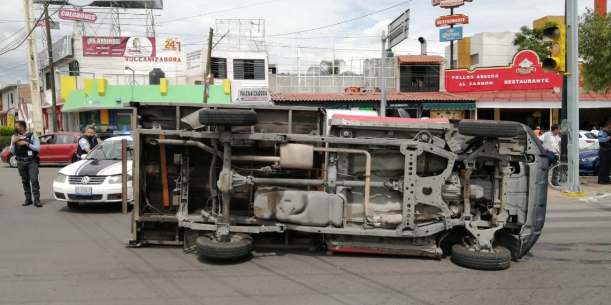 Vuelca camioneta en San Isidro