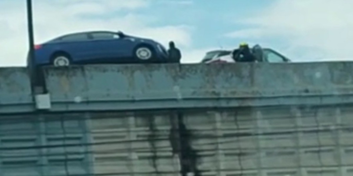 Un auto estuvo a punto de caer del puente Delta