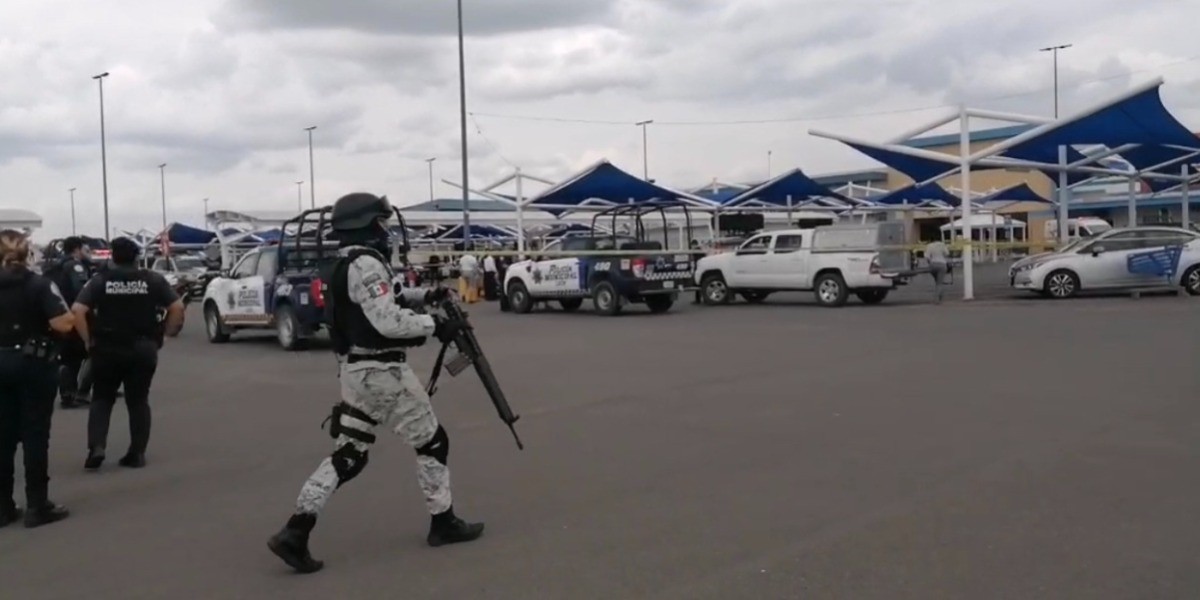 Matan a dos mujeres a balazos en el estacionamiento de Walmart de Francisco Villa