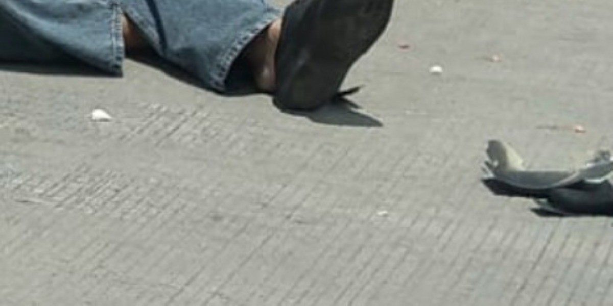 Derrapa motociclista y lo mata revolvedora