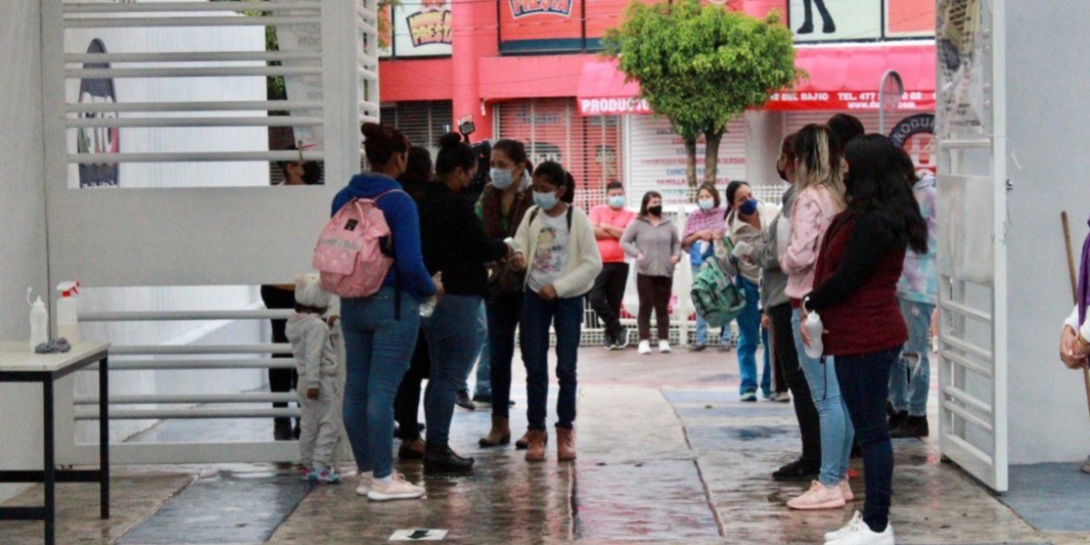 Entregan kits de limpieza a escuelas de León