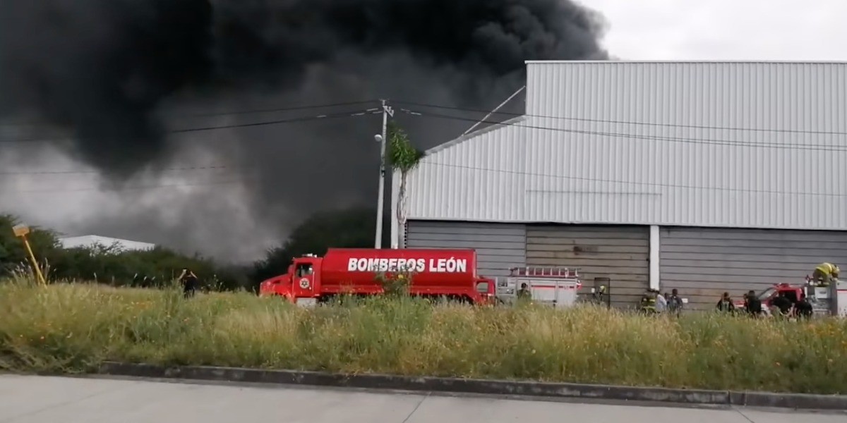 Arde bodega en la colonia Ciudad Industrial