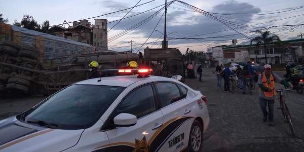 Camión de carga intenta ganar el paso al tren... lo destroza