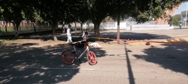 Muere motociclista al chocar contra árbol