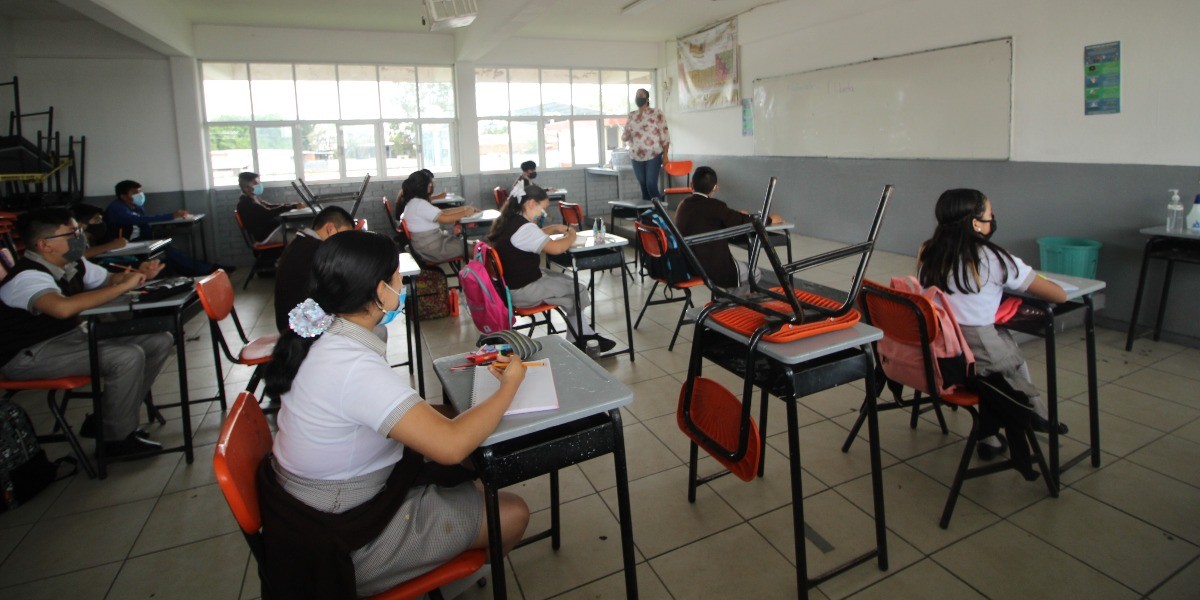 Estima infectólogo que a principios de 2022 se dé regreso a las aulas de forma masiva