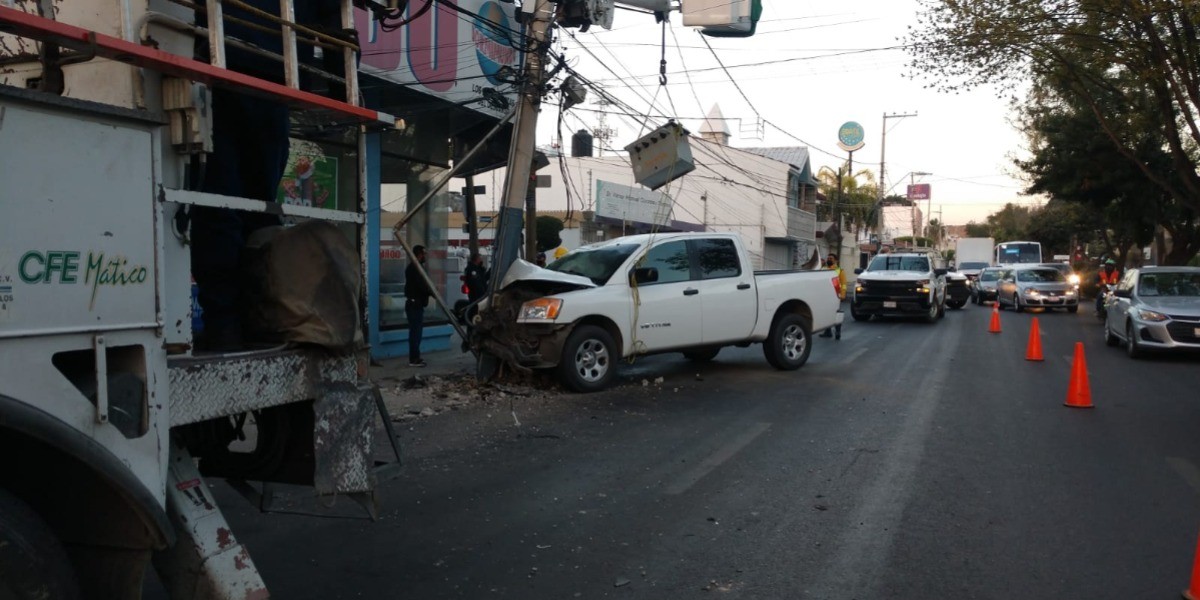 Chocan ministeriales contra poste de luz
