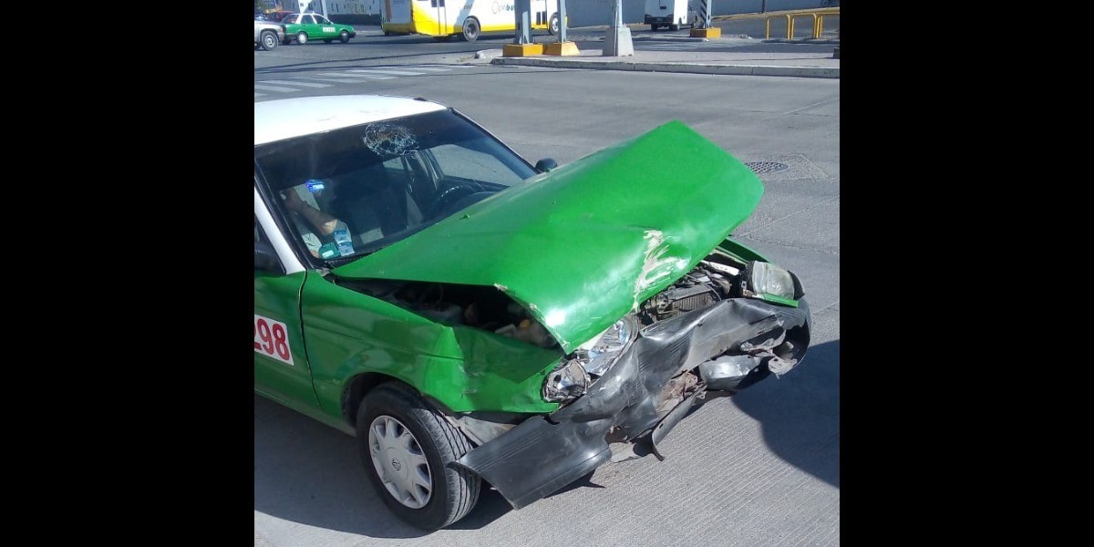 Huye al chocar dos veces y causa severo tráfico