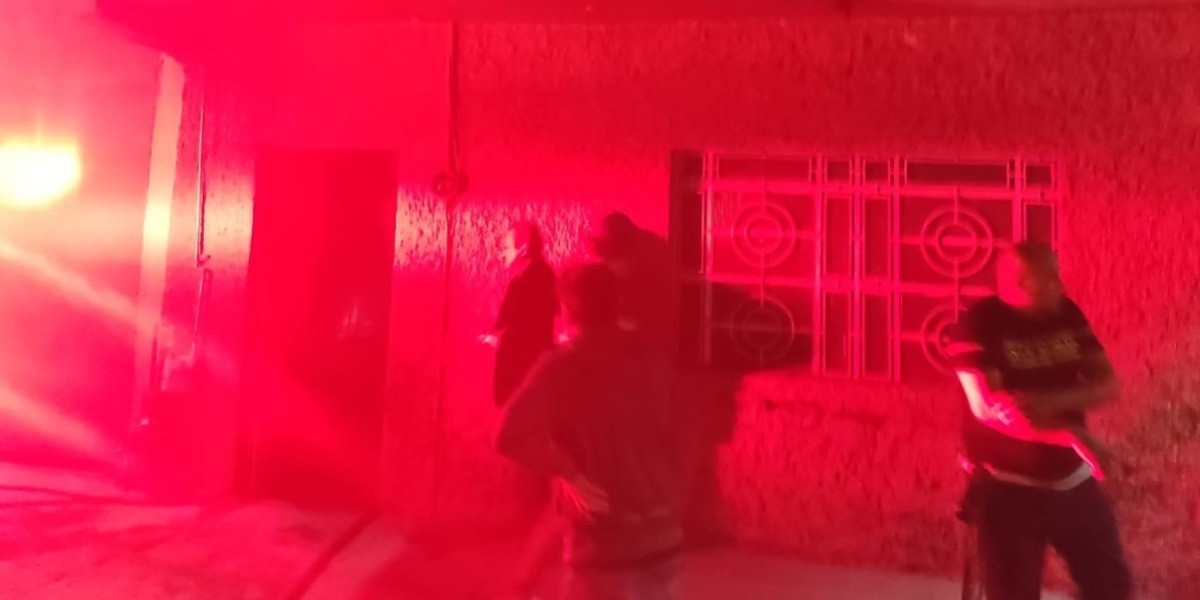 Sofocan incendio en casa del Centro