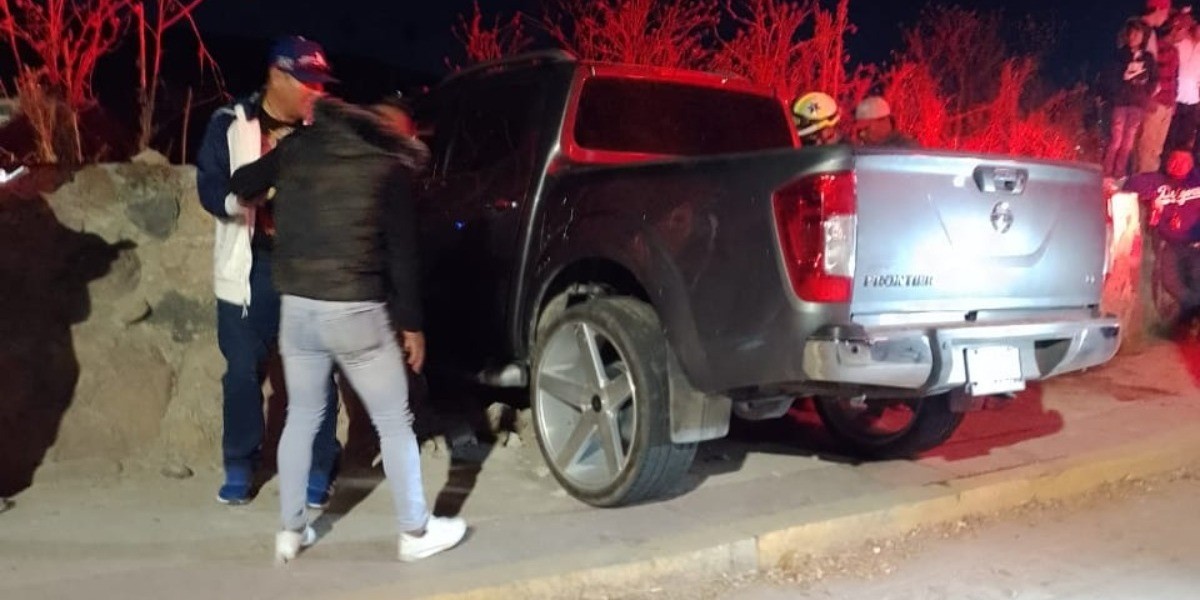 Choca camioneta contra barda en Hacienda Arriba