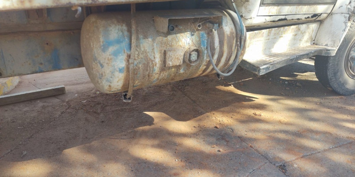 Choca camión y daña su tanque estacionario