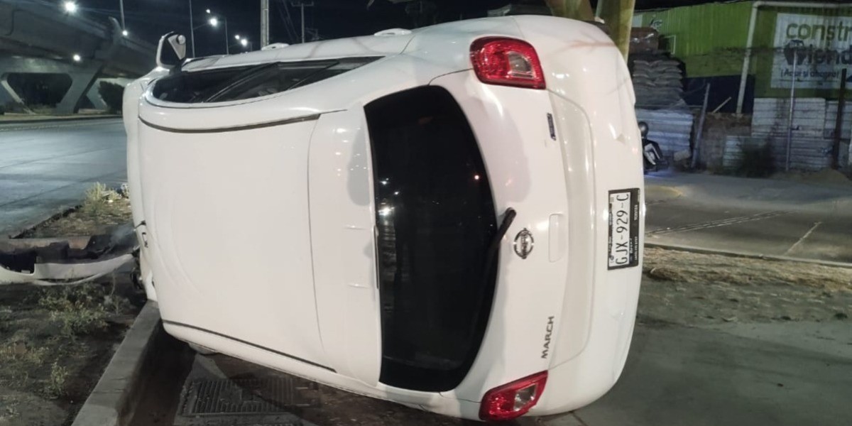 Abandonan auto volcado en libramiento