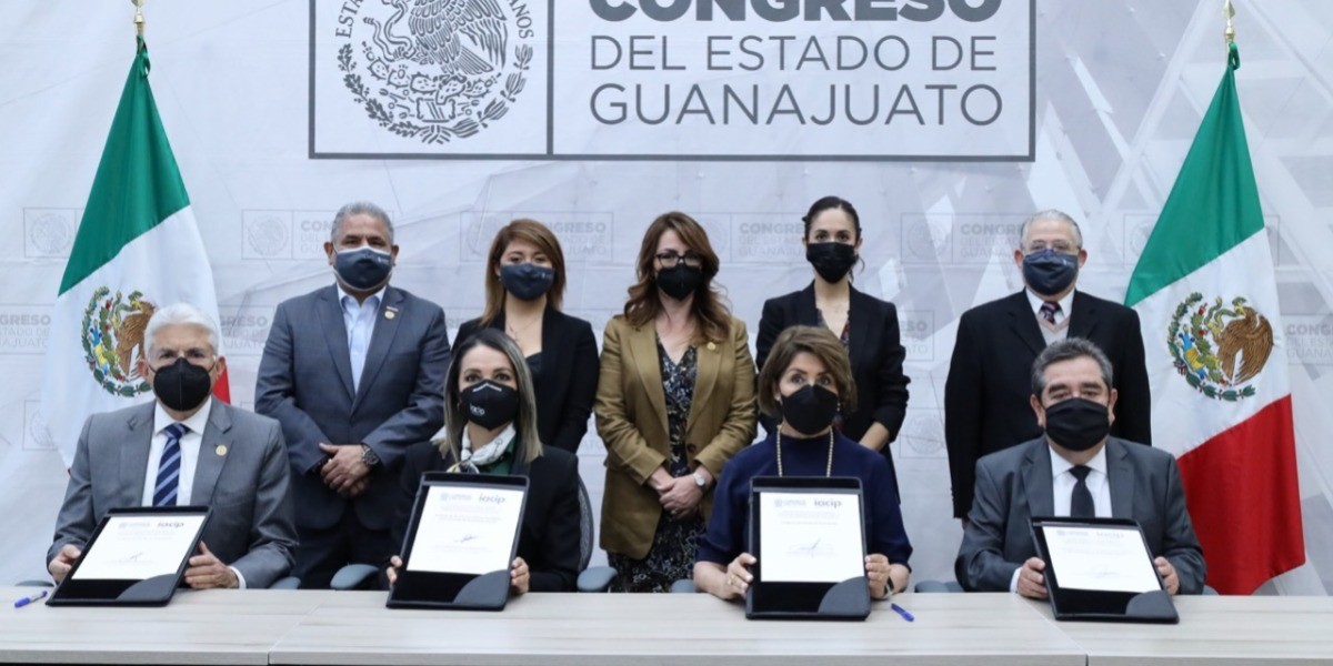 Firman convenio el IACIP y el Congreso