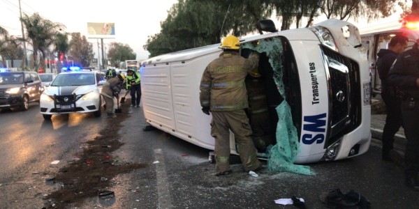 Se atraviesa motociclista a camioneta y lo embisten en bulevar Aeropuerto