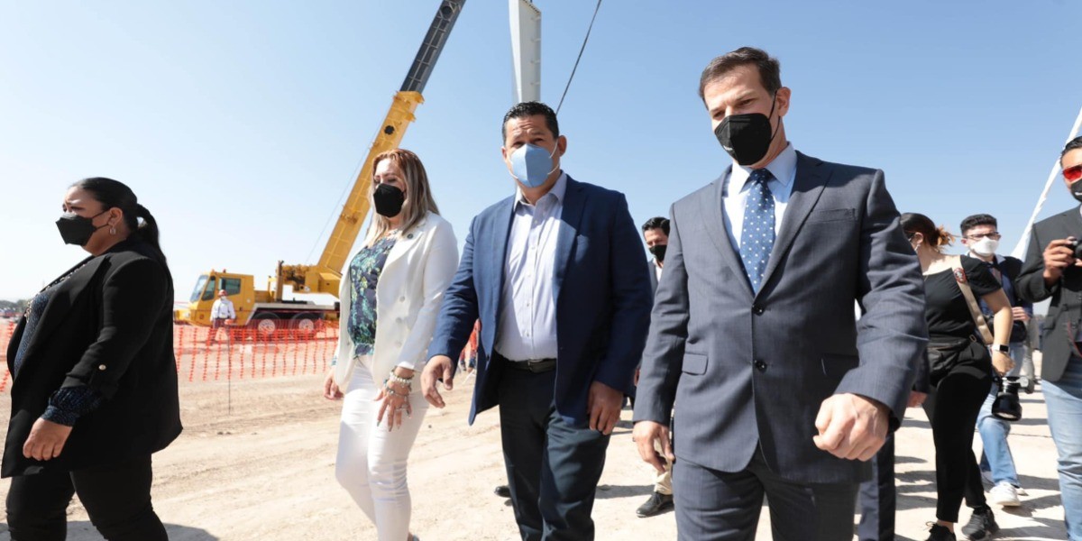 Confía gobernador en transición a la mentefactura