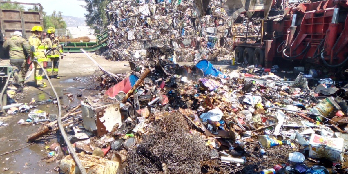 Alertan llamas en recicladora