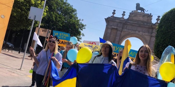 Se manifiestan ucranianos en el Arco de la Calzada