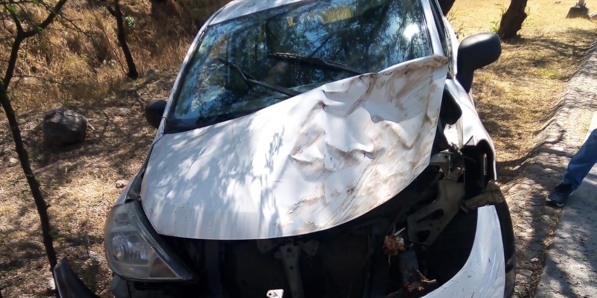 Se lesiona conductor en volcadura en Las Mandarinas