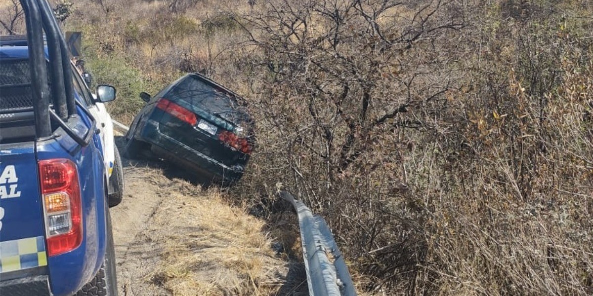 Vuelca camioneta en la León-San Felipe