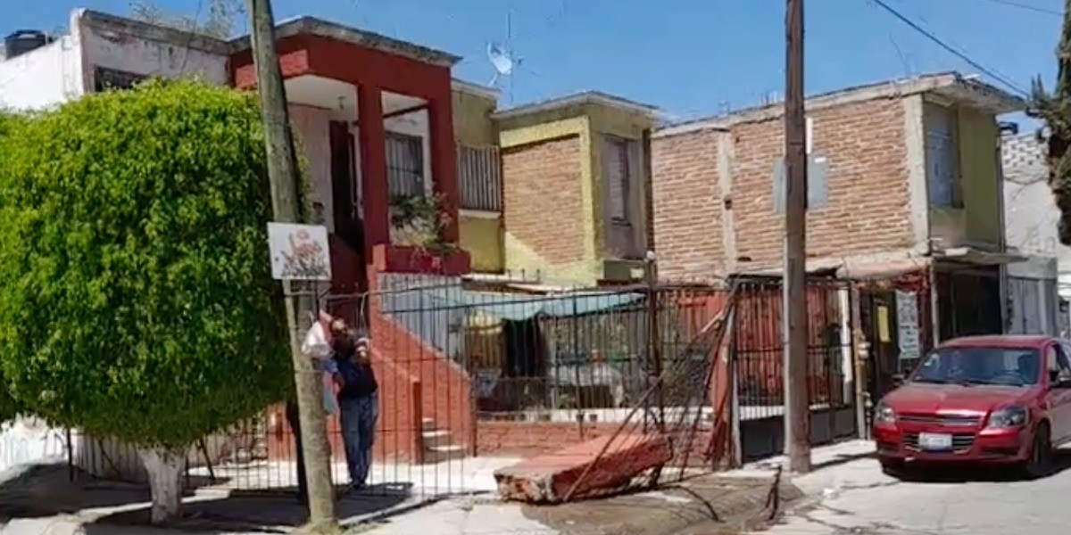 Patrulla se impacta contra casa en Villa de las Flores