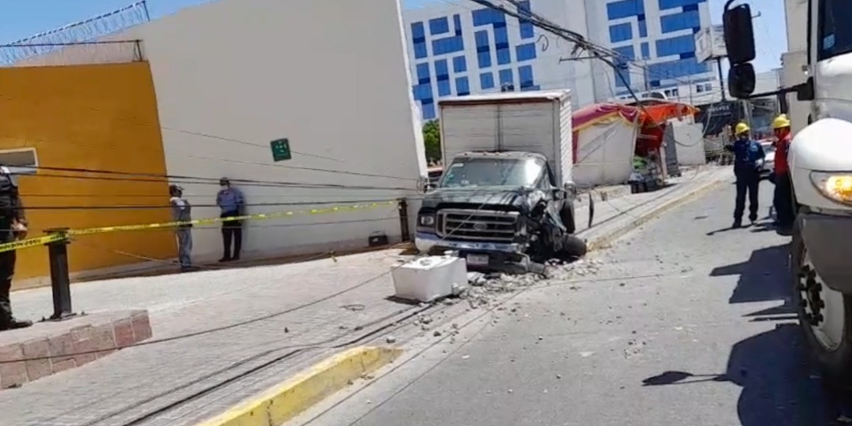 Camioneta se queda sin frenos y se impacta con poste para no dañar a otros