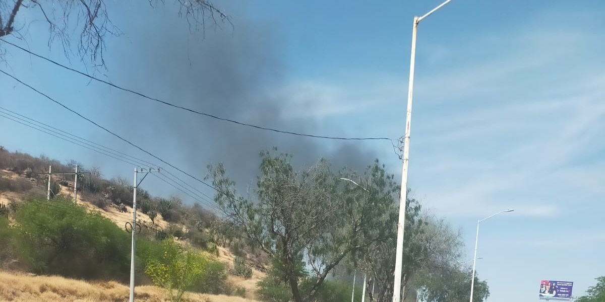 Incendio en yonke consume 50 autos