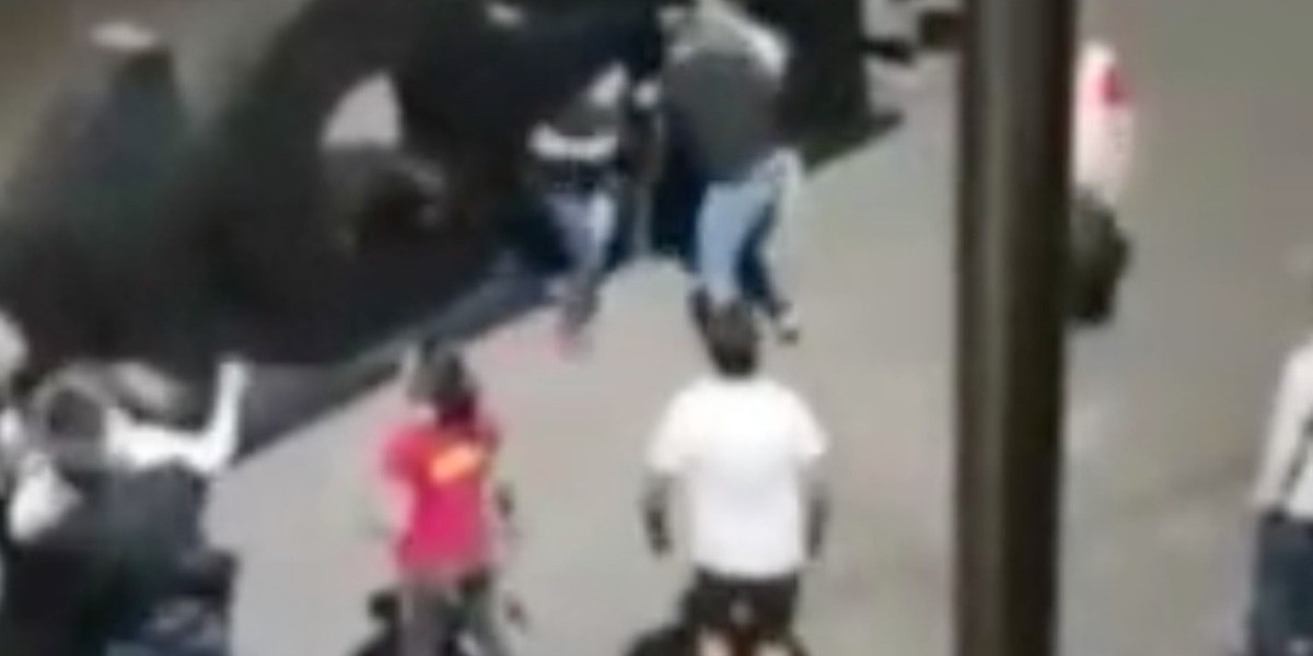 Meseros y clientes pelean en pleno Arco de la Calzada